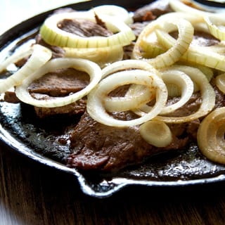 Bistec Encebollado